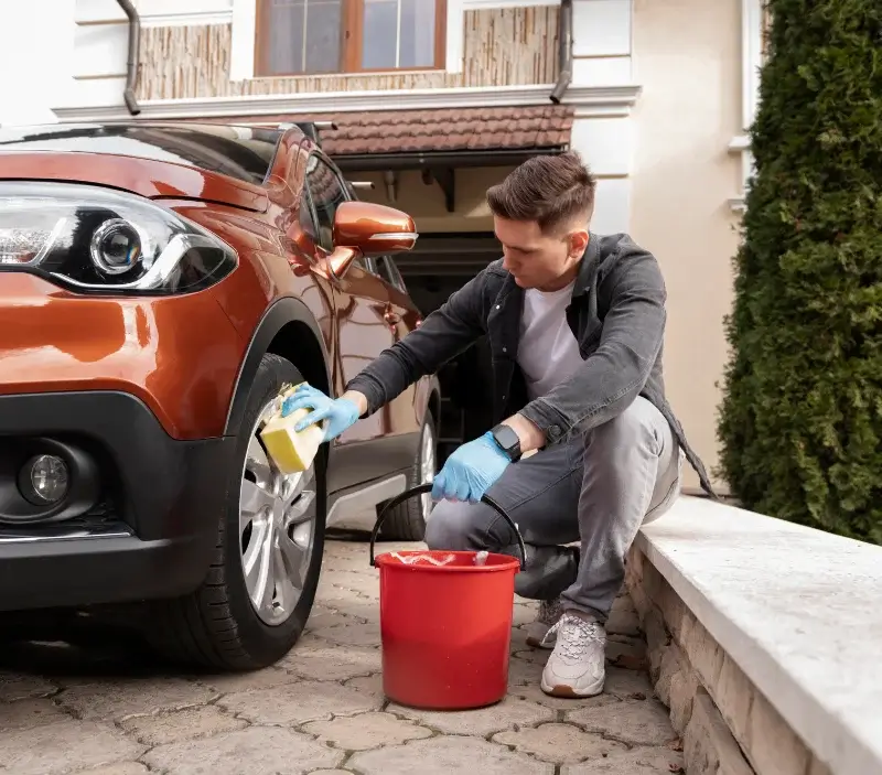 Lavage auto à domicile Saint-Hilaire-Taurieux : professionnel intervenant sur un véhicule
